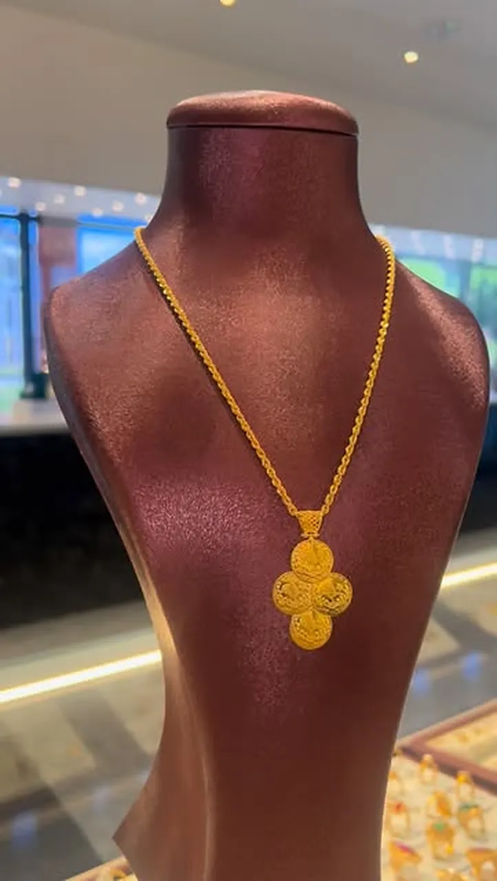 Feine Goldkette mit Kleeblatt-Anhänger