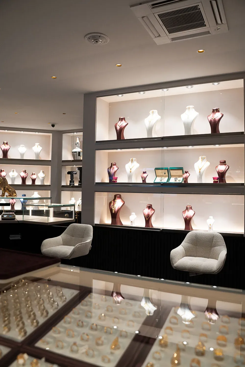 Showroom von PF Jewelry mit beleuchteten Regalen und Sitzbereich