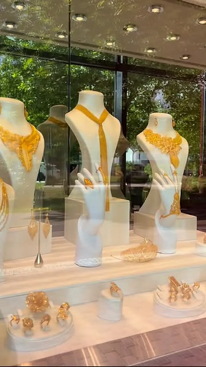 Goldcolliers auf weißen Büsten im Schaufenster